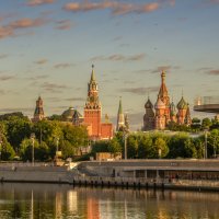 Одна на мосту. :: Николай 