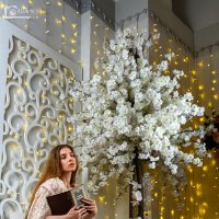 Портретная фотосессия девушки в студии: Тихие книжные моменты в Московской студии