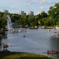Катание на лодочках. ВДНХ. :: Наталья Вязигина