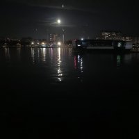 речной трамвайчик в ночи