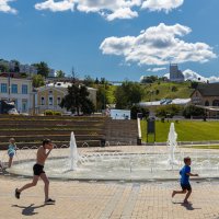 Дети в фонтане