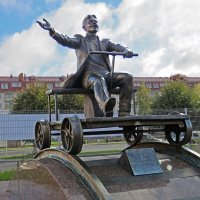 Памятник Йывану Кырле «Мустафа на дрезине»