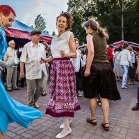 Танцы в сквере