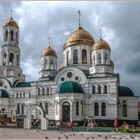 Август...