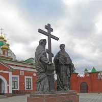 Памятник Кириллу и Мефодию в Йошкар-Оле расположен на Царьградской площади. :: ИРЭН@ .