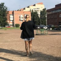 "...девушка по городу шагает..."