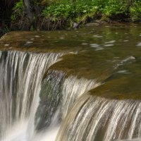 Ниспадающая река