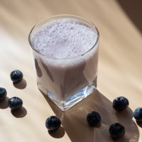 Молочный коктейль с голубикой