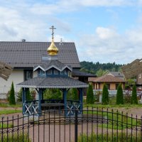 Россия. Московская область. Михайло-Архангельский храмовый комплекс в Бушарино. Беседка.