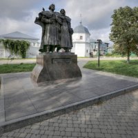Памятник Петру и Февронии в Муроме