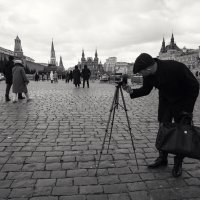 Человек со штативом
