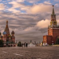 Утро красит дивным светом.