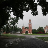 Въездные ворота во дворец-музей принцессы Ольденбургской в Рамони