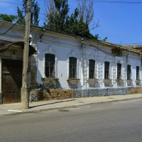 Феодосия. Дом по ул. Десантников 8. :: Пётр Чернега