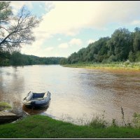 По реке