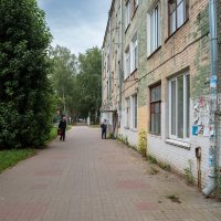 Улица со старым домом :: Александр Синдерёв