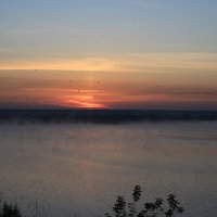 Восход солнца над озером