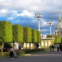 Главная аллея ВДНХ.