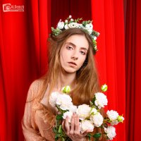 Портретная фотосессия девушки в студии: романтичные позы с цветочным венком и белыми розами на белой