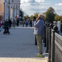Разговор по телефону на набережной