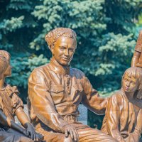 памятник "Аркадию Гайдару и тимуровцам". город Курск
