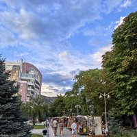Сквер в центре.