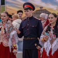 Только песня казаку...