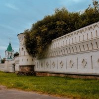 Стены и башни Николо - Угрешского монастыря.