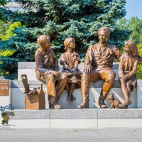 памятник "Аркадию Гайдару и тимуровцам". город Курск