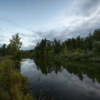 река хмурым сентябрьским утром
