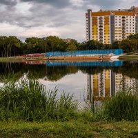 У озера.