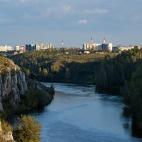 Город над рекрй.