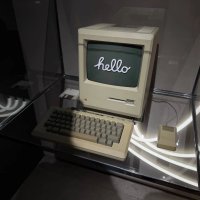 Компьютер Apple Macintosh в музее «Арт и Факты» в Санкт-Петербурге