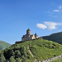 Гергетская церковь Троицы Живоначальной (Цминда Самеба) на высоте 2170 м