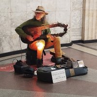 Игрец на эксклюзивном инструменте