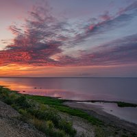 Закат на озере — момент, когда день отдаёт свои краски воде, а тишина становится громче слов