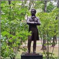 Памятник Александру Сергеевичу Пушкину  в Бабушкинском парке  Москвы.