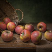 Натюрморт с яблоками