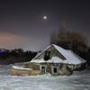 Заброшенная хата на берегу реки :: Валерий Ткаченко