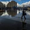 Мужчина с зонтом, стремящийся выйти из кадра :: Eugene *