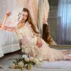 Портретная фотосессия девушки в студии: Вечная элегантность с веером и цветочными деталями в Москве :: Александр ALDemch Демченко