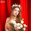 Портретная фотосессия девушки в студии: романтичные позы с цветочным венком и белыми розами на белой :: Александр ALDemch Демченко