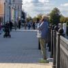 Разговор по телефону на набережной :: Александр Синдерёв