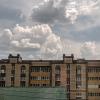 Дом, на фоне летнего неба :: Юлия Денискина