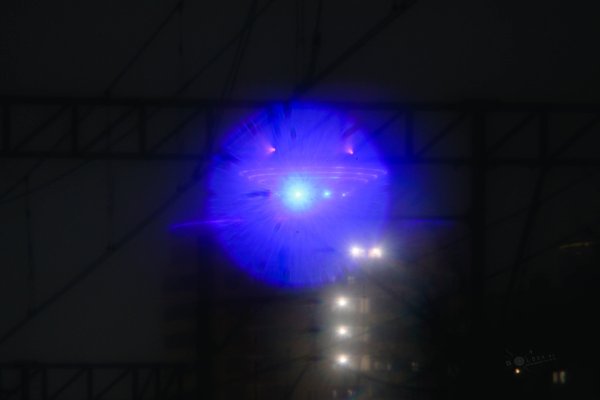 Оптический эксперимент в ночном городе Железнодорожный