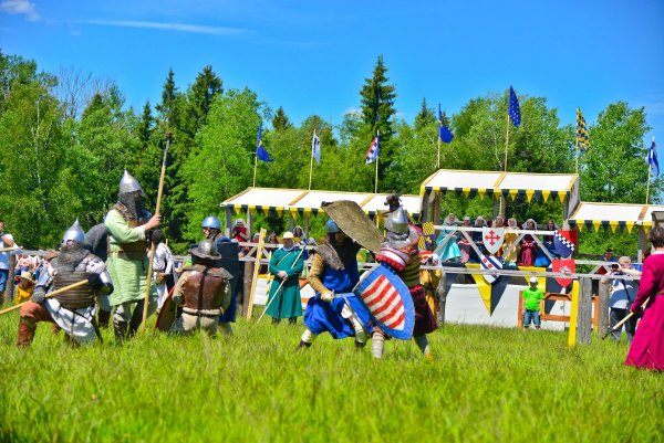 двое среди многих