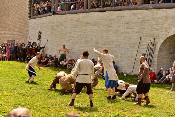 а этот не ушёл )))