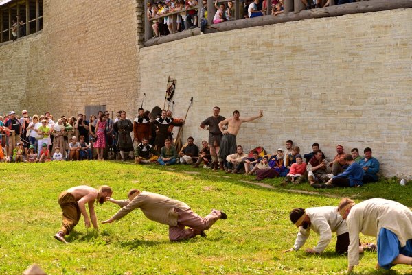 три человека с повязками на глазах становятся в круг