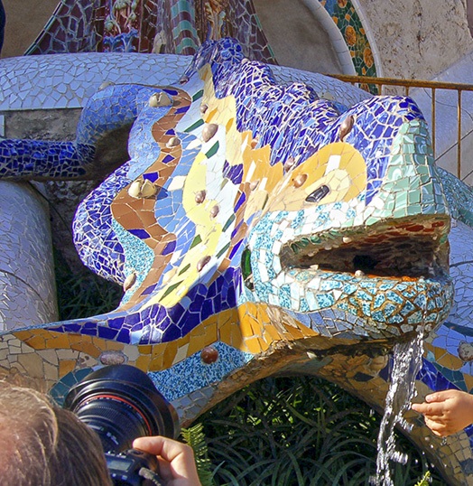 Кстати, не только о сохранении уже имеющихся здесь растений заботились авторы парка. Территорию засадили и новой растительностью, преимущественно средиземноморскими видами, наиболее подходящими этому месту. Посадили сосны, дубы, эвкалипты, пальмы и кипари Кстати, не только о сохранении уже имеющихся здесь растений заботились авторы парка. Территорию засадили и новой растительностью, преимущественно средиземноморскими видами, наиболее подходящими этому месту. Посадили сосны, дубы, эвкалипты, пальмы и кипари