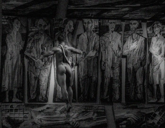 людская стена...